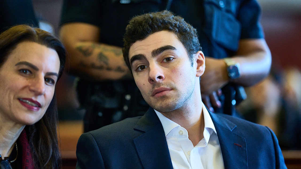 يواجه لويجي مانجيوني صعوبة في التعامل مع الأدلة الرئيسية التي تم الاستيلاء عليها أثناء اعتقال ماكدونالدز