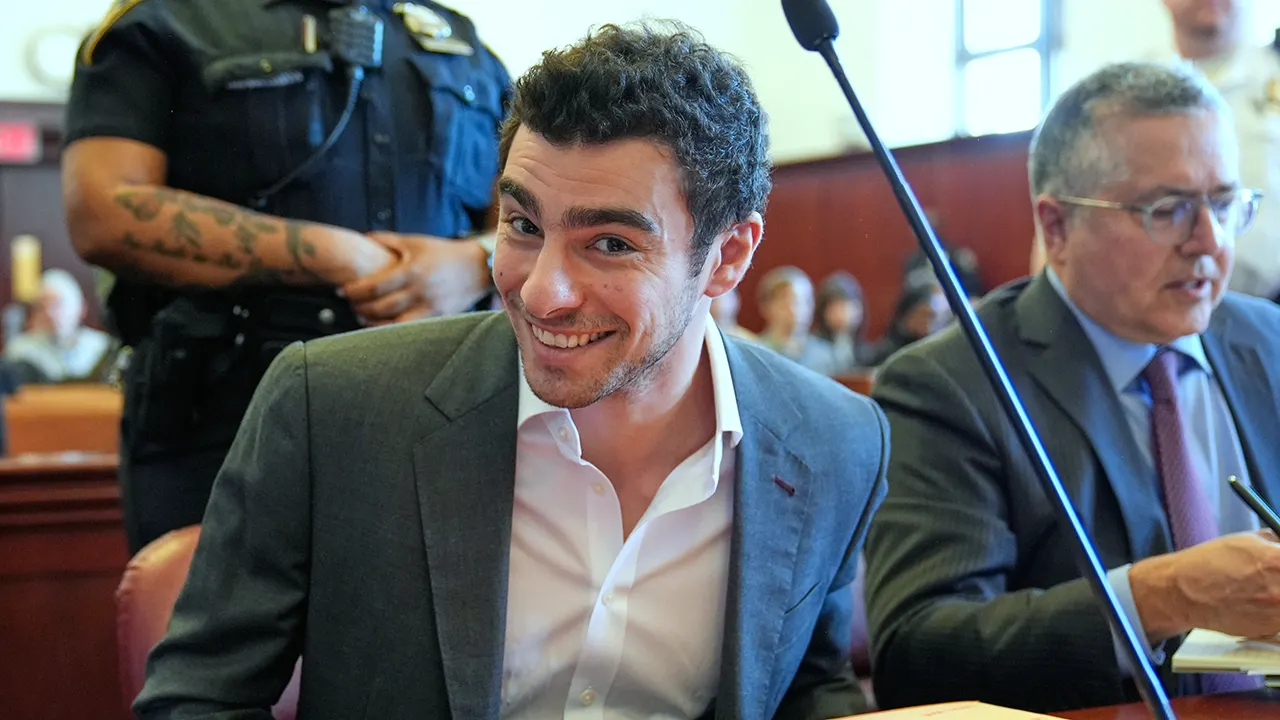 Luigi Mangione smiles for cameras in court as defense claims police violated his rights Luigi Mangione smiles for cameras in court as defense claims police violated his rights