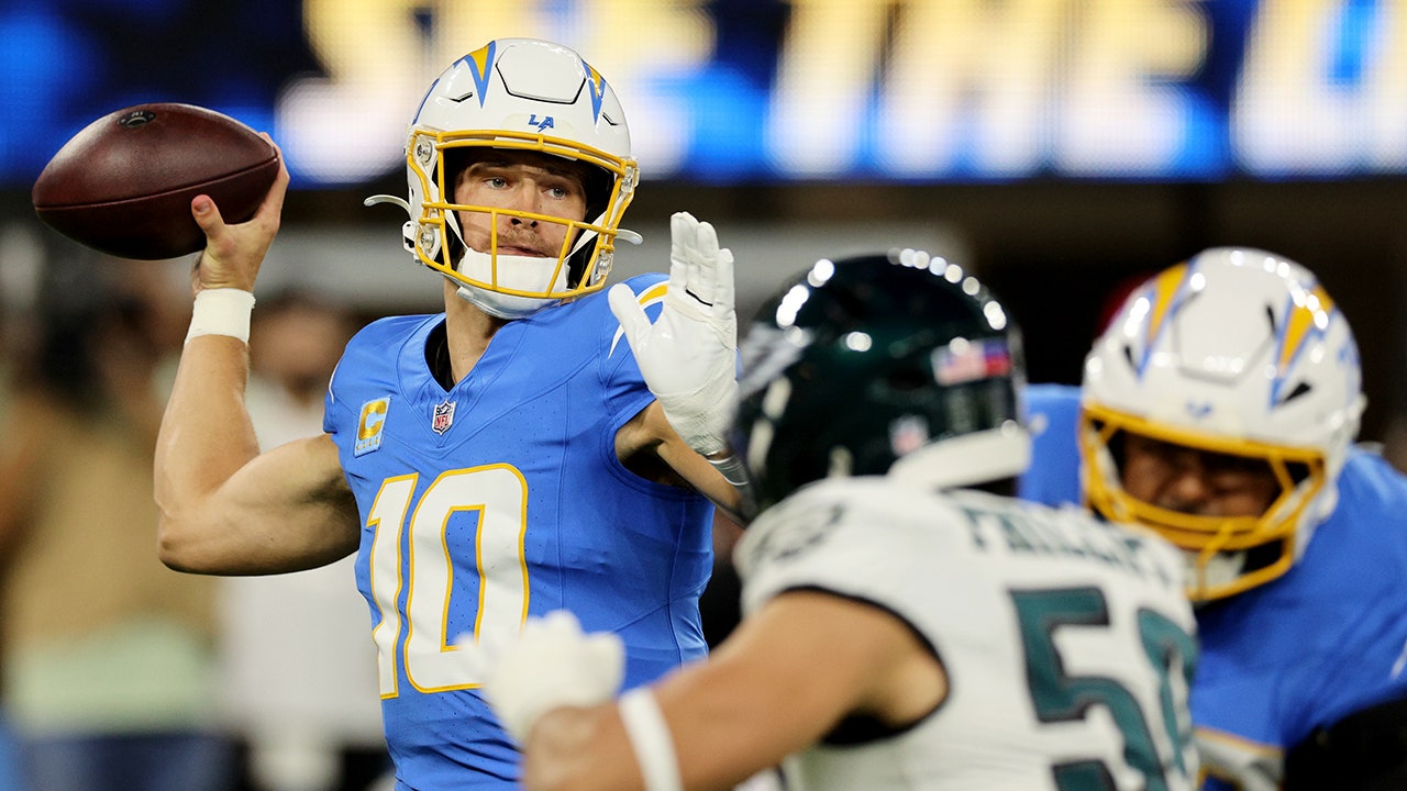 Justin Herbert dari Chargers terlibat percakapan yang canggung dengan reporter ESPN