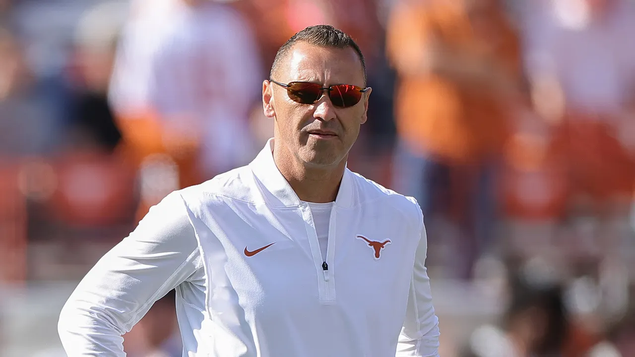 Pelatih Texas Steve Sarkisian melanggar aturan agen pemain NCAA