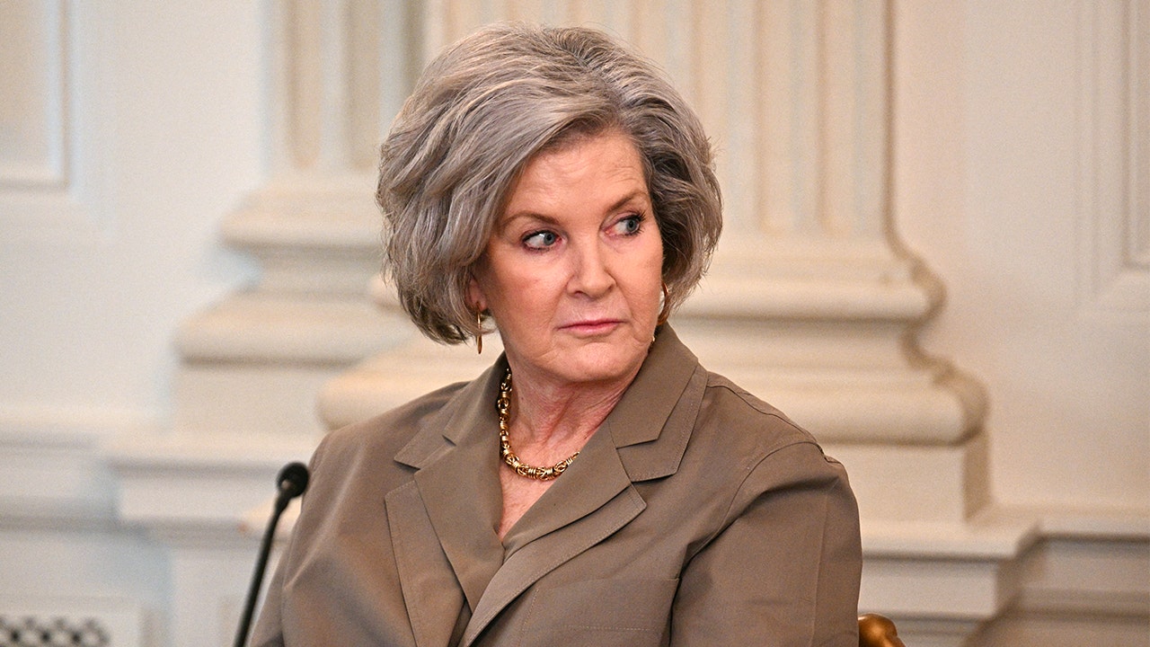 يواجه البيت الأبيض رد فعل عنيفًا من المحافظين بشأن ملف فانيتي فير سوزي ويلز