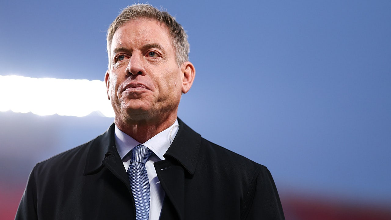Troy Aikman memanggil wasit karena mengejek bendera dalam pertarungan NFL Senin malam