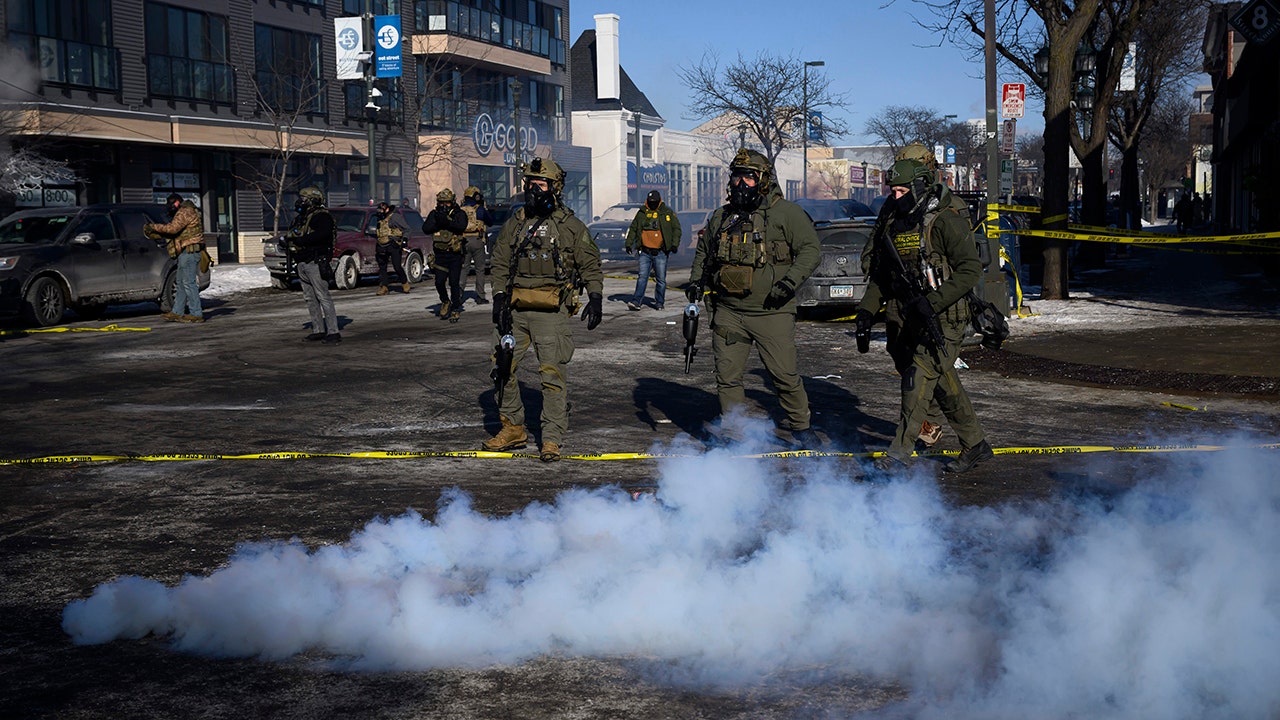 تتصادم الروايات بعد أن قتل عملاء ICE المتظاهر أليكس بريتي في مينيابوليس