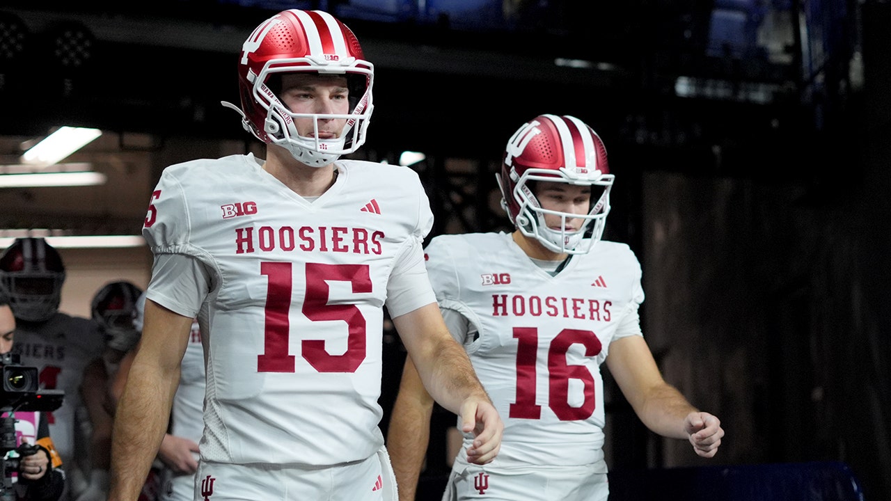 Indiana Hoosiers quarterback Fernando Mendoza (15) and his brother Alberto (16) are raising awareness in the fight against MS. (Aaron Doster/Imagn Images)