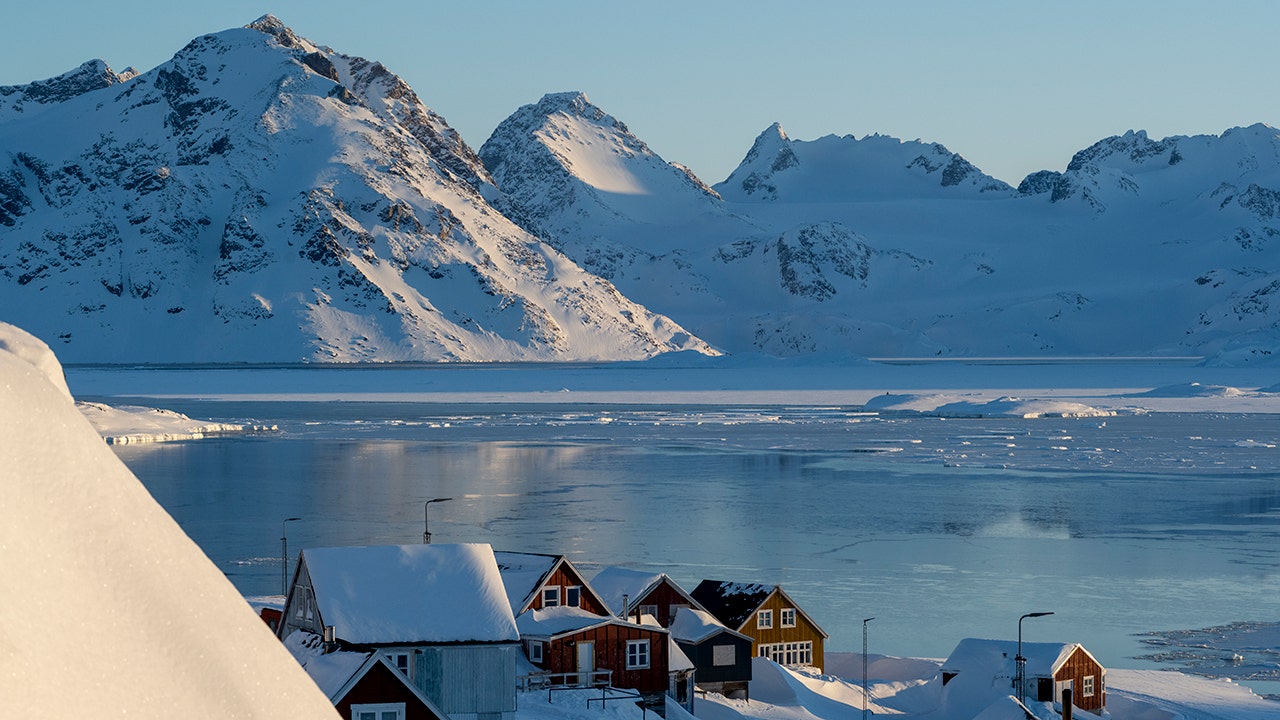 Greenland offers tourists ice fjords and hot springs, plus flights from US airports Greenland offers tourists ice fjords and hot springs, plus flights from US airports