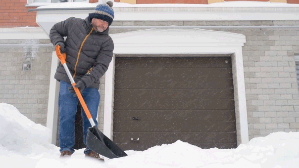 Los expertos advierten que palear nieve podría suponer un riesgo peligroso para la salud de un grupo de personas.
