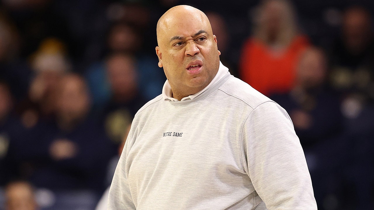 Notre Dame head coach goes ballistic, rushes after official in wild scene following controversial loss Notre Dame head coach goes ballistic, rushes after official in wild scene following controversial loss