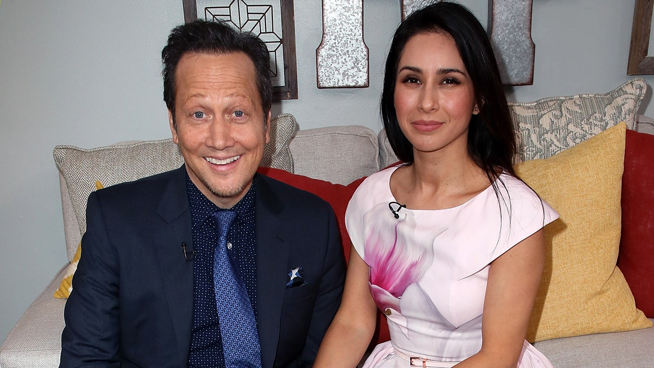 Rob Schneider’s wife files for divorce after 15 years of marriage Rob Schneider’s wife files for divorce after 15 years of marriage