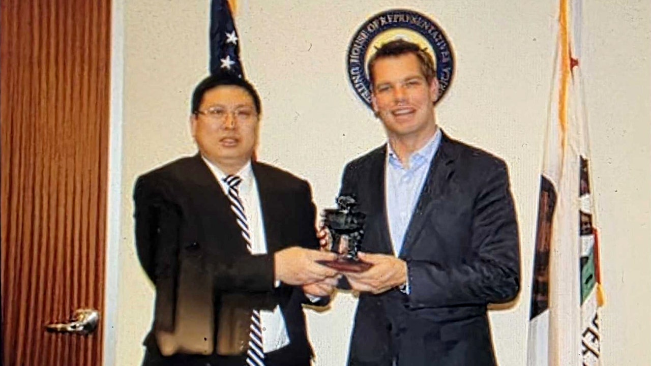 Unearthed photo of Swalwell meeting with top CCP official raises alarm bells: ‘Very disturbing’ Unearthed photo of Swalwell meeting with top CCP official raises alarm bells: ‘Very disturbing’