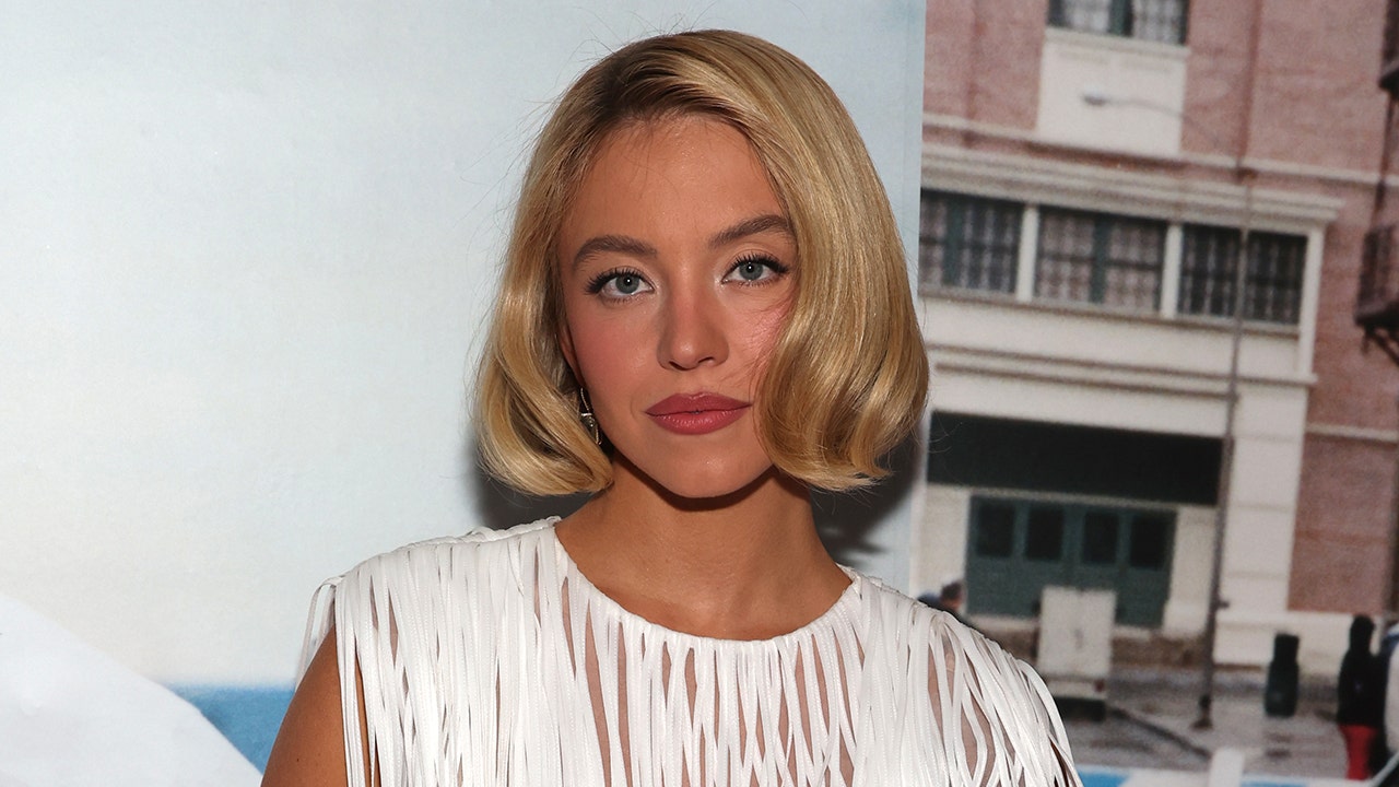 سيدني سويني يتسلق علامة هوليوود للقيام بحملة ترويجية لعلامة تجارية للملابس الداخلية