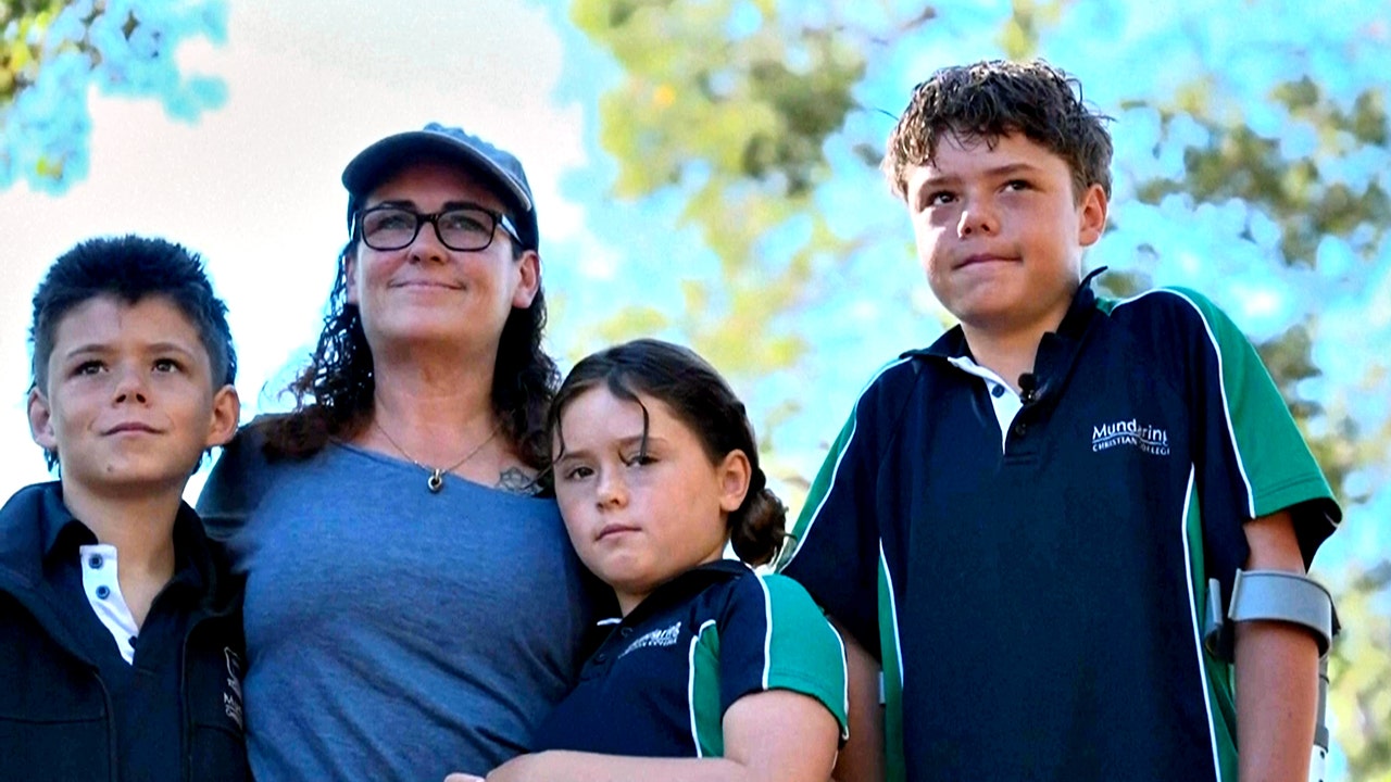 Un niño australiano de 13 años nadó 4 millas en mares agitados para salvar a su familia