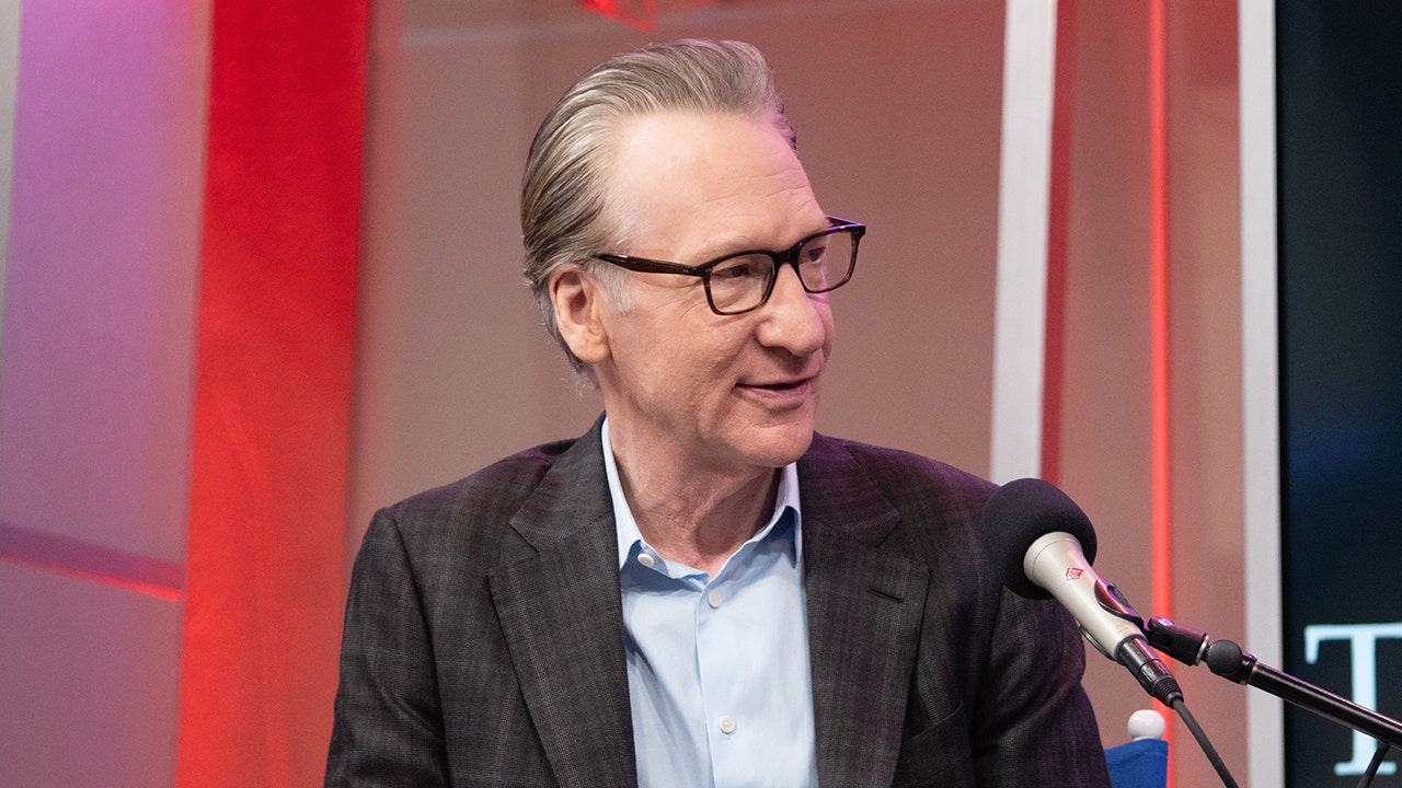 بيل ماهر يصف المشاهدين الذين توقفوا عن المشاهدة بعد عشاء ترامب بـ “الغبيين”