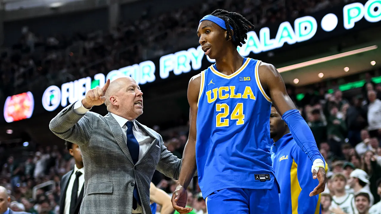 Bola basket perguruan tinggi: Mick Cronin dari UCLA mengeluarkan pemainnya sendiri dari permainan
