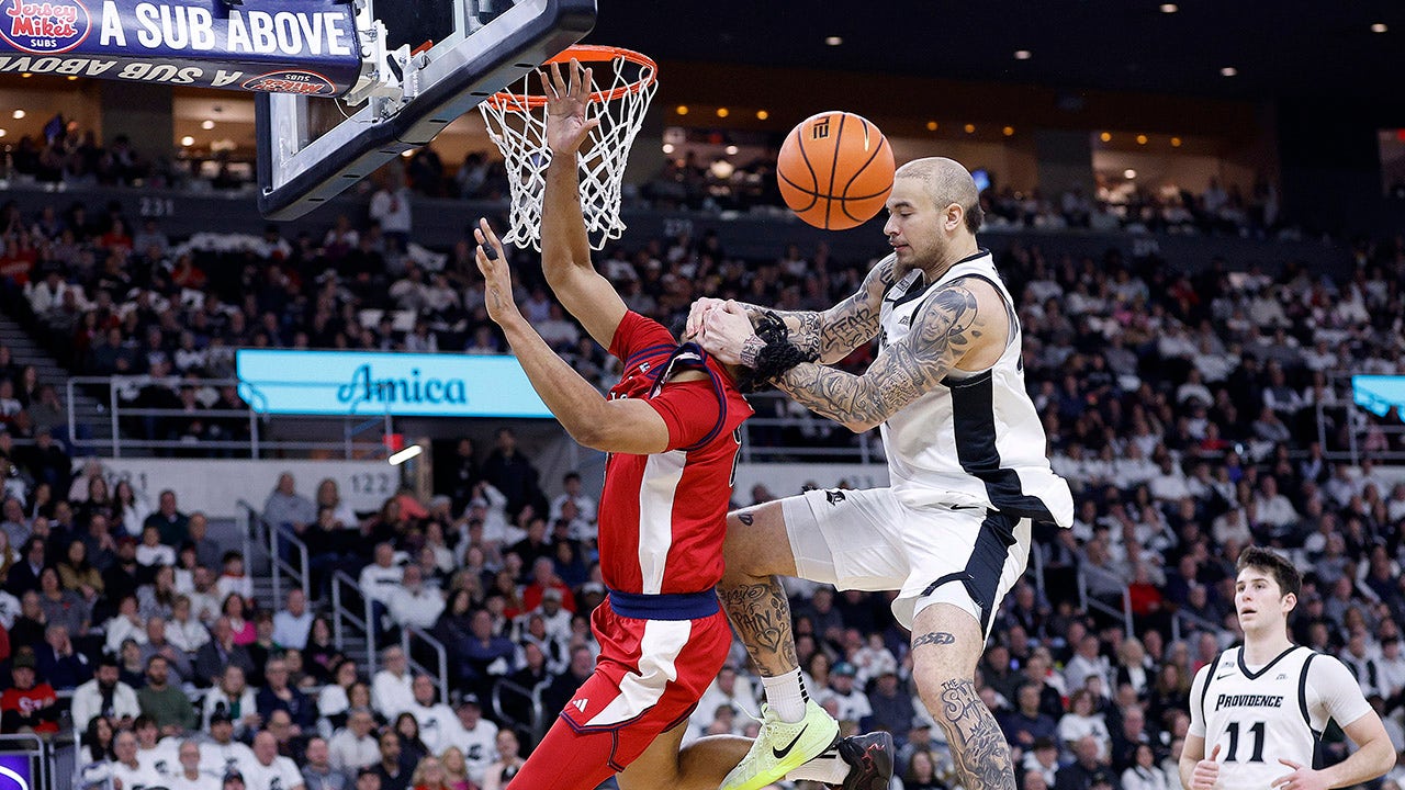 Er breekt chaos uit tussen St John’s en Providence; 6 spelers worden uitgezet in een wilde scène