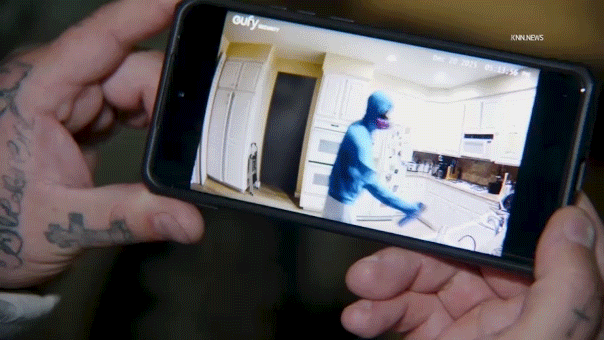 El vídeo parece mostrar a un compañero de piso con una máscara antigás rociando supuestamente veneno sobre la comida de una pareja.