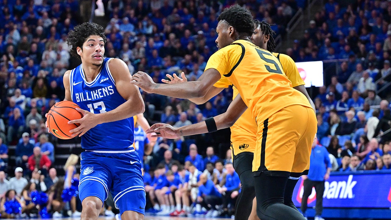 De eindscène van het spel veroorzaakt een vechtpartij in een verhitte basketbalwedstrijd op de universiteit