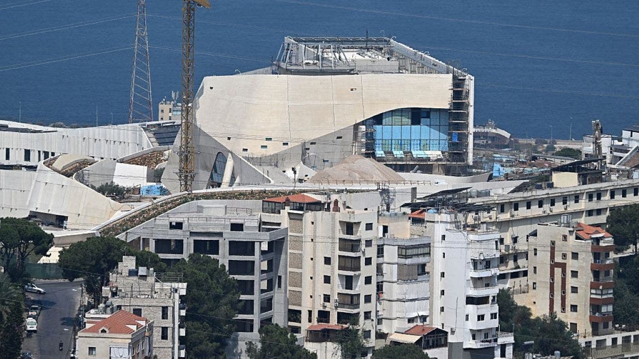 وأمرت وزارة الخارجية بإجلاء الموظفين الأميركيين غير الأساسيين من سفارتها في بيروت