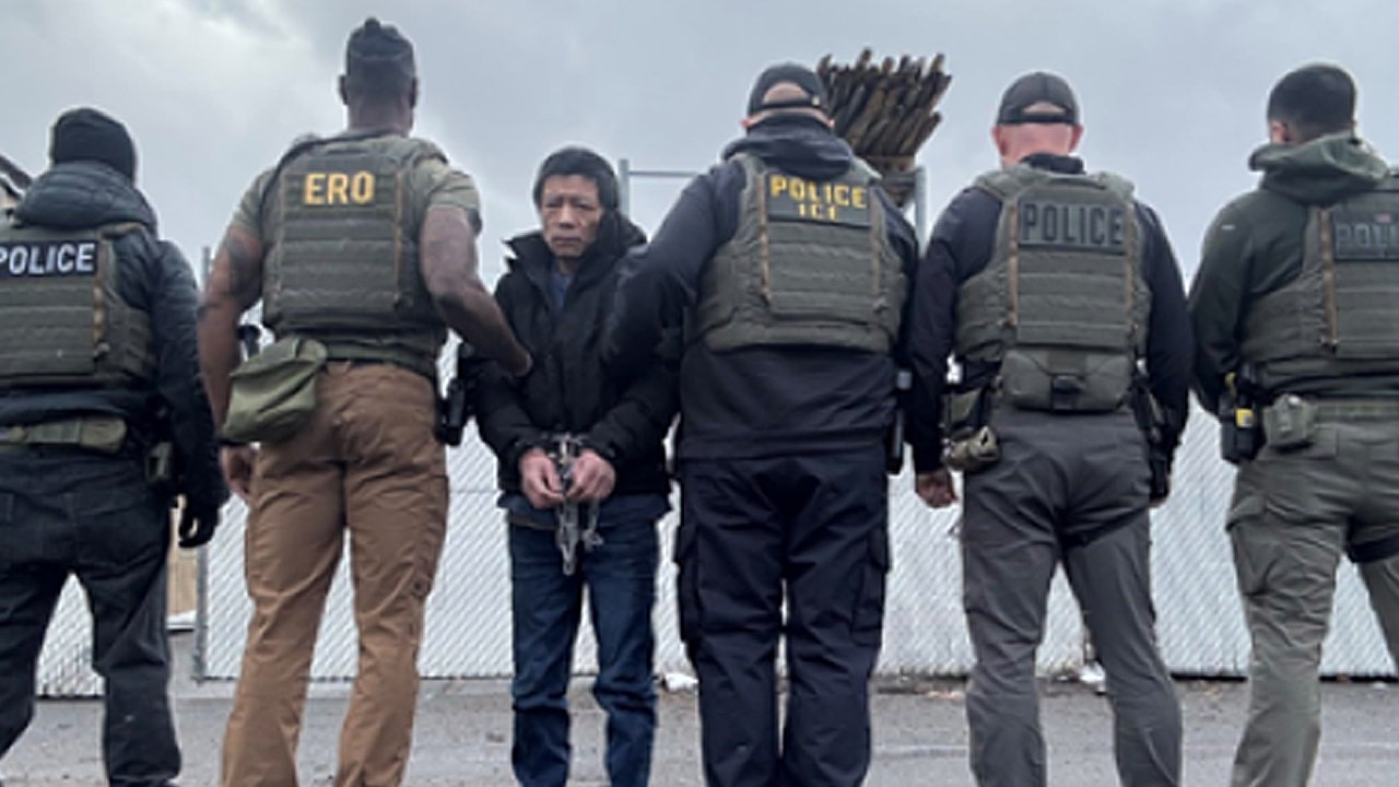 Democrats call to abolish ICE as 146,000 missing migrant children found Democrats call to abolish ICE as 146,000 missing migrant children found