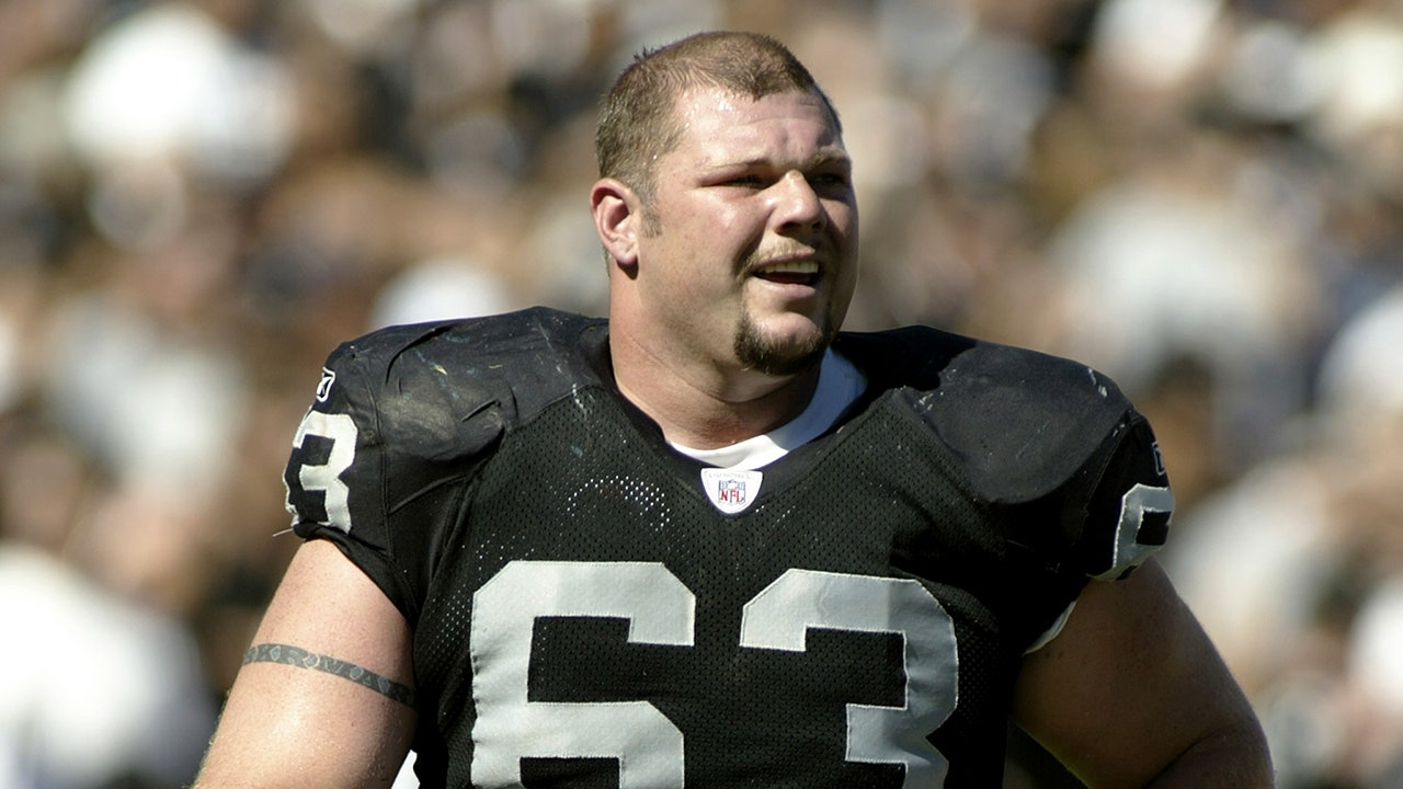 أخبار اتحاد كرة القدم الأميركي: وفاة مركز Raiders All-Pro السابق باريت روبينز عن عمر يناهز 52 عامًا