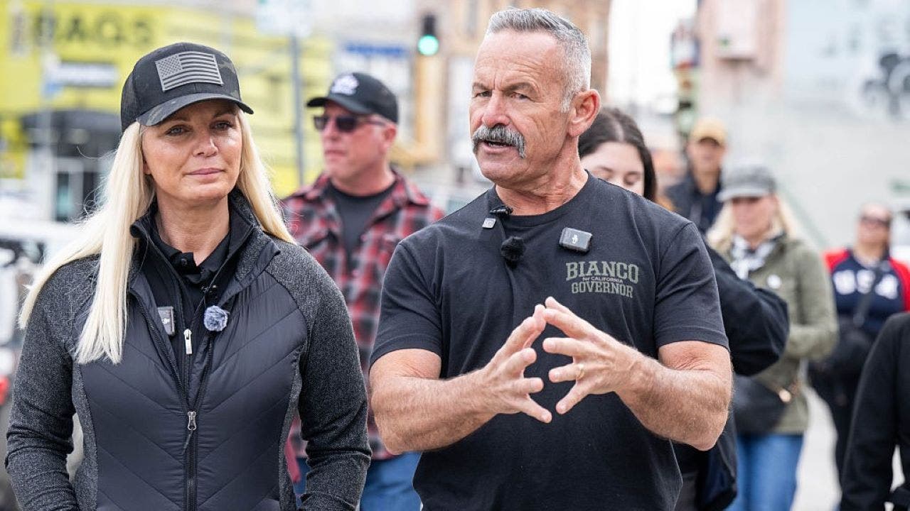 Riverside County Sheriff Chad Bianco neemt 650.000 stembiljetten in beslag in CA-onderzoek