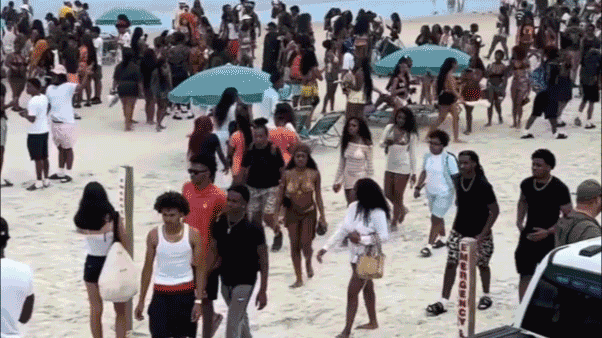 Un vídeo muestra a una multitud de estudiantes en vacaciones de primavera, presa del pánico, huyendo de un lugar muy popular de la playa tras conocerse la noticia de cinco tiroteos ocurridos durante el fin de semana