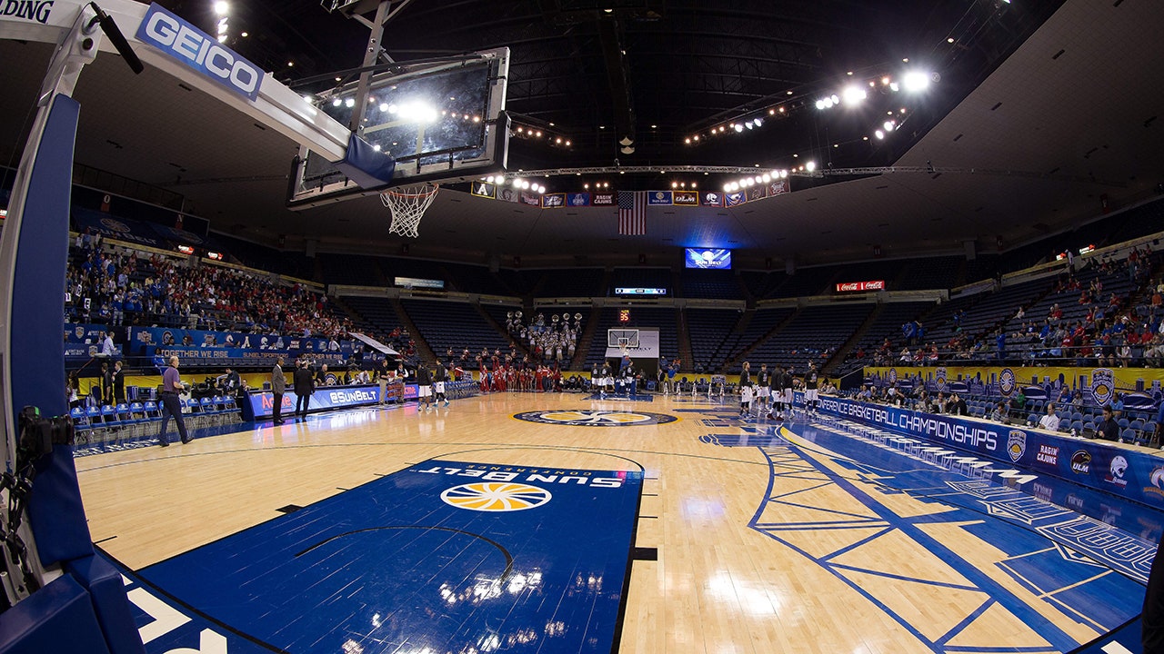 Wasit terjatuh saat perkelahian bola basket South Alabama-Coastal Carolina