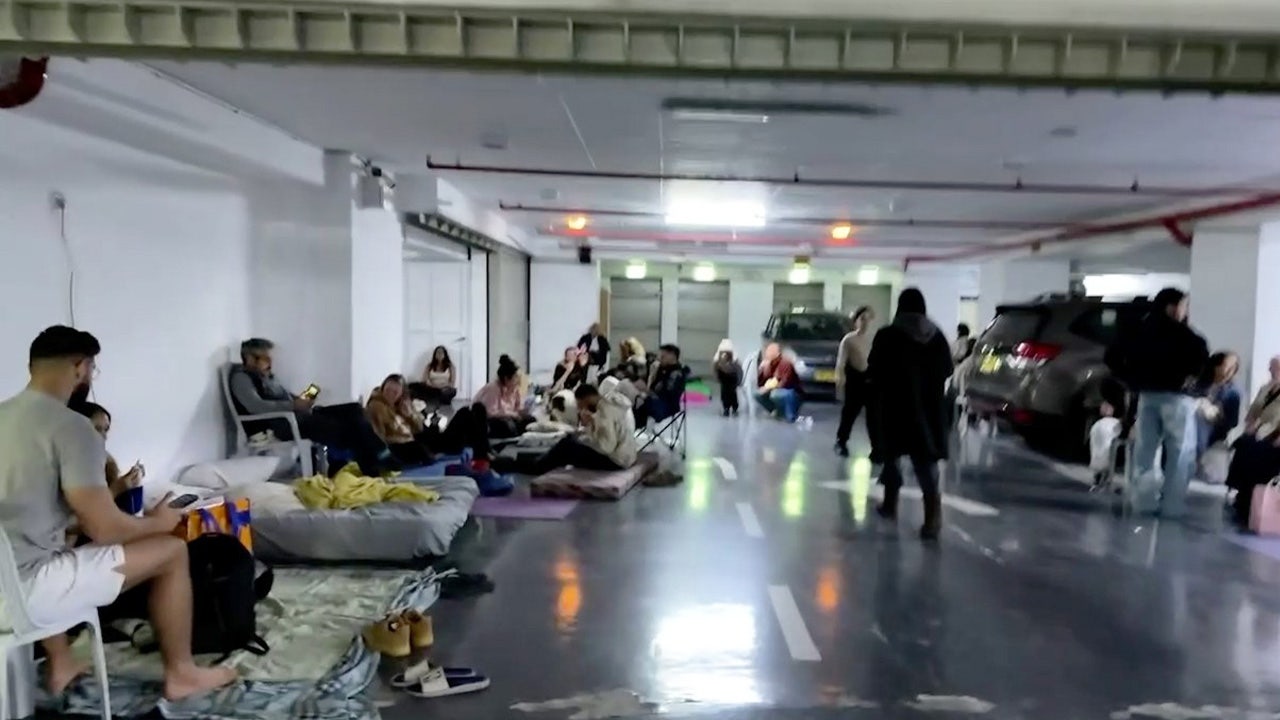 تقطعت السبل بالأمريكيين بسبب إغلاق المجال الجوي في الشرق الأوسط مما أدى إلى تعطيل السفر