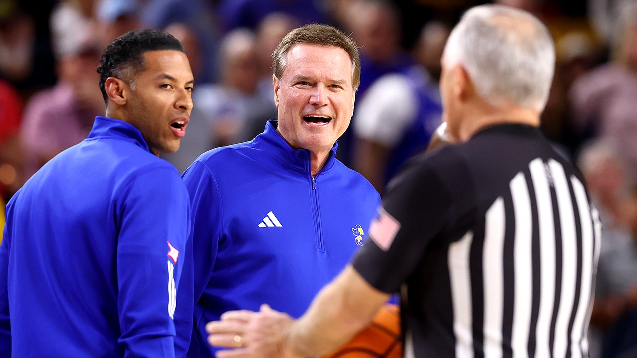 Bill Self dikeluarkan sebelum turun minum saat Kansas kalah dari Arizona State