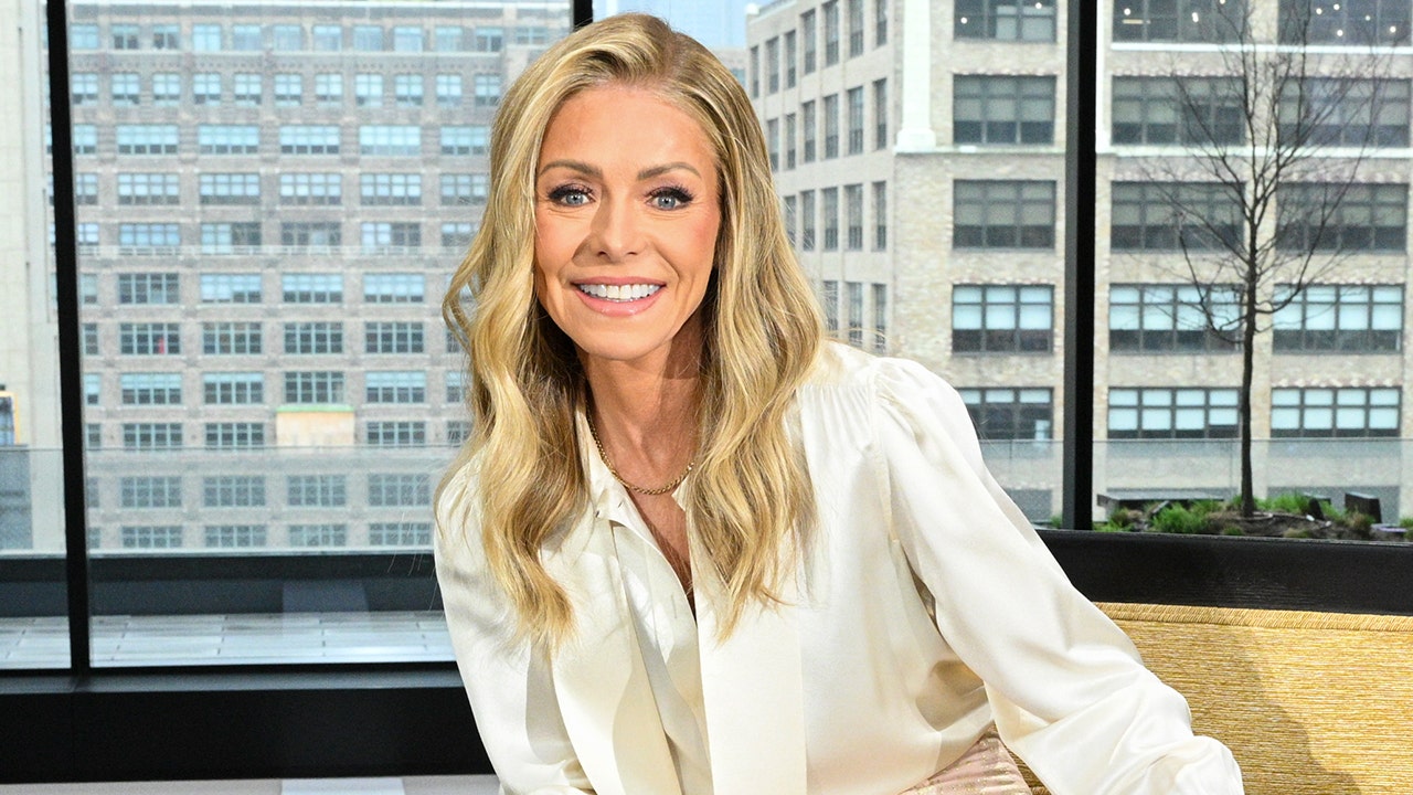 لحظات كيلي ريبا الأكثر حرجًا على الهواء منذ 25 عامًا على الهواء مباشرة