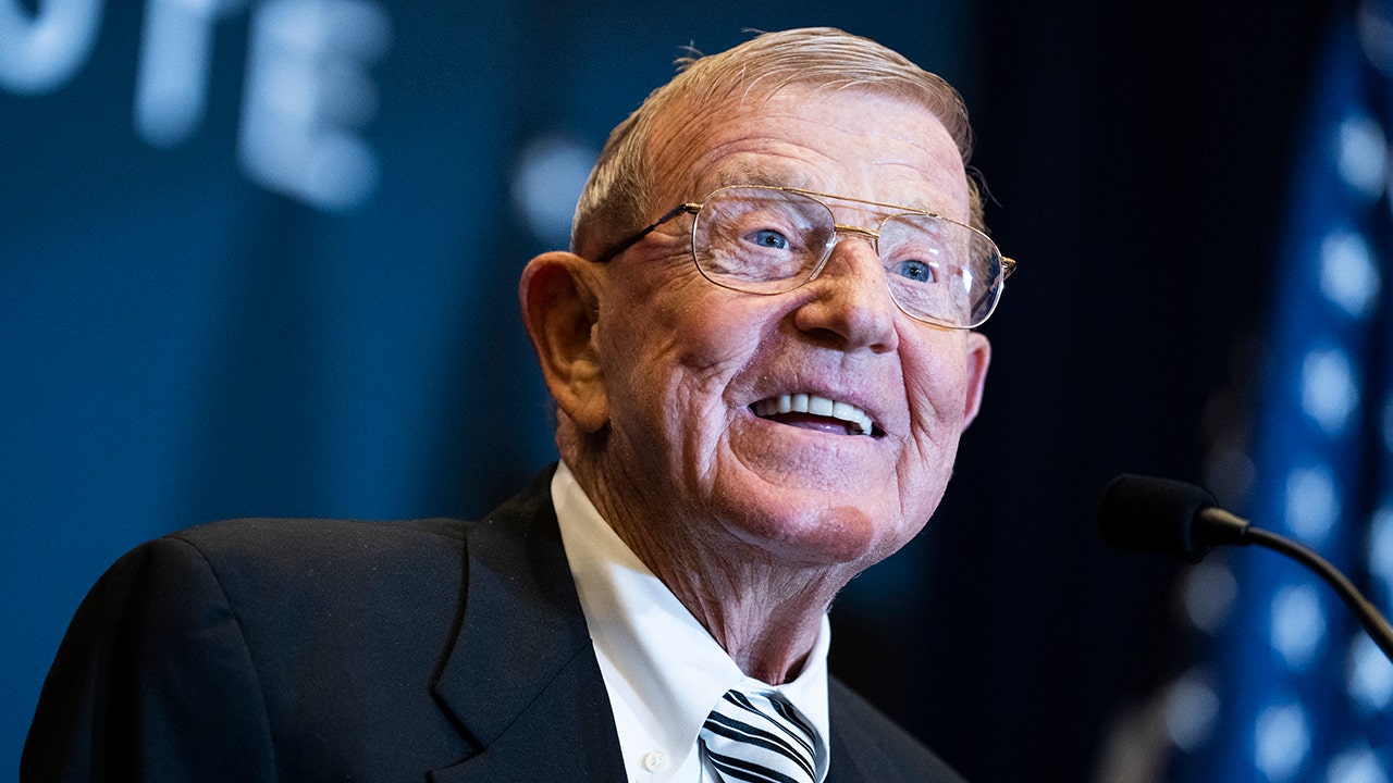 Legendary college football coach Lou Holtz dead at 89