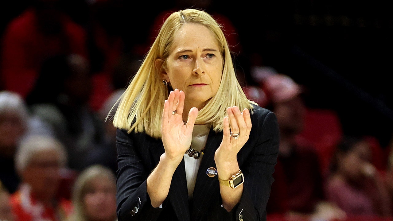Maryland basketball coach has intense moment with player during March Madness game