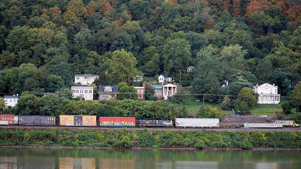A train sits in front of houses on the banks of the Ohio River in Maysville, Kentucky, Sept. 13, 2017. (REUTERS/Brian Snyder)