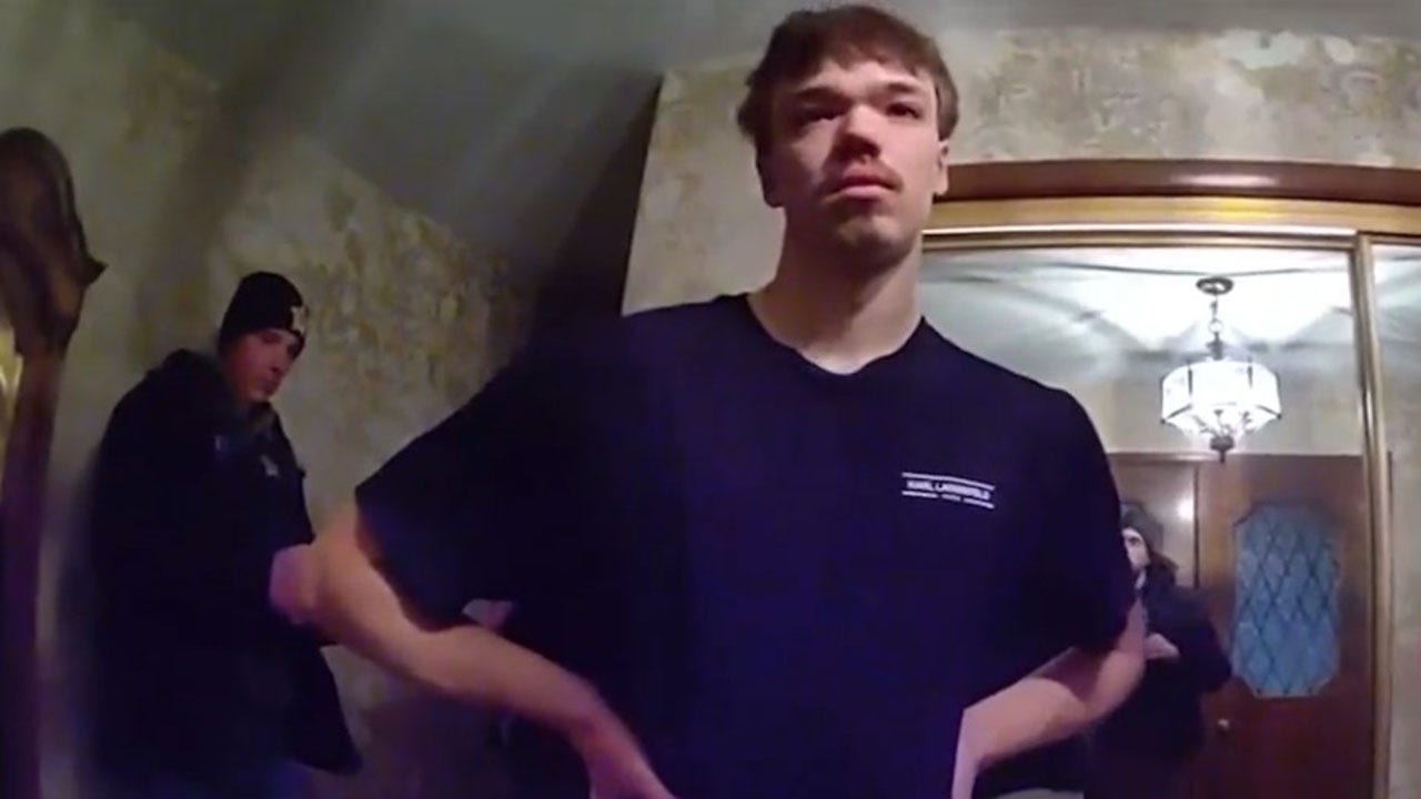 Adolescente acusado de apuñalar a una mujer embarazada más de 70 veces en un coche de policía