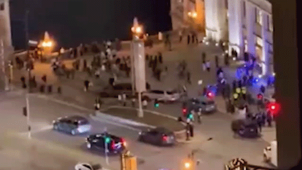 Teen mobs swarm downtown in chaotic takeover—fights erupt, cars targeted before curfew crackdown hits