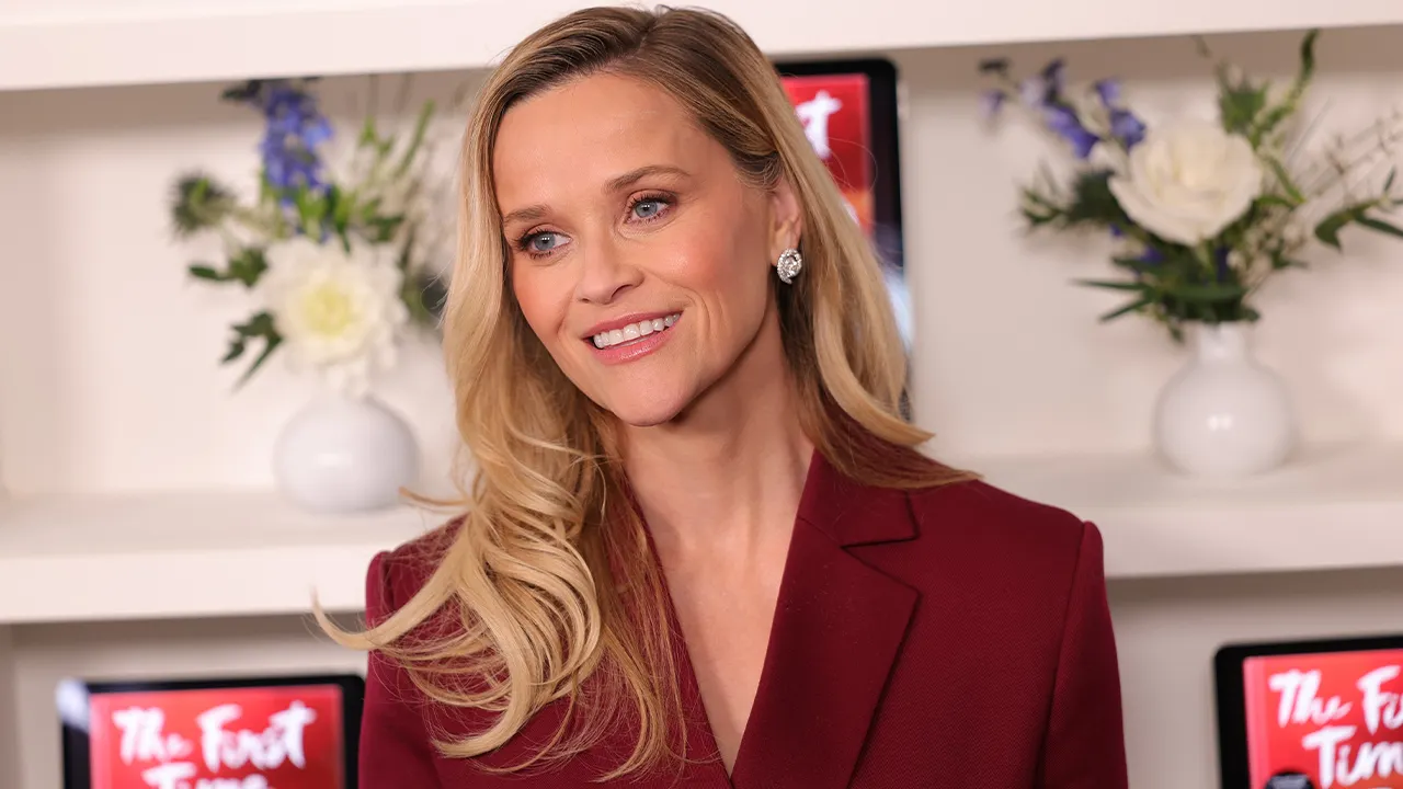 تبلغ ريس ويذرسبون عامها الخمسين في حانة Lainey Wilson’s Nashville Bar