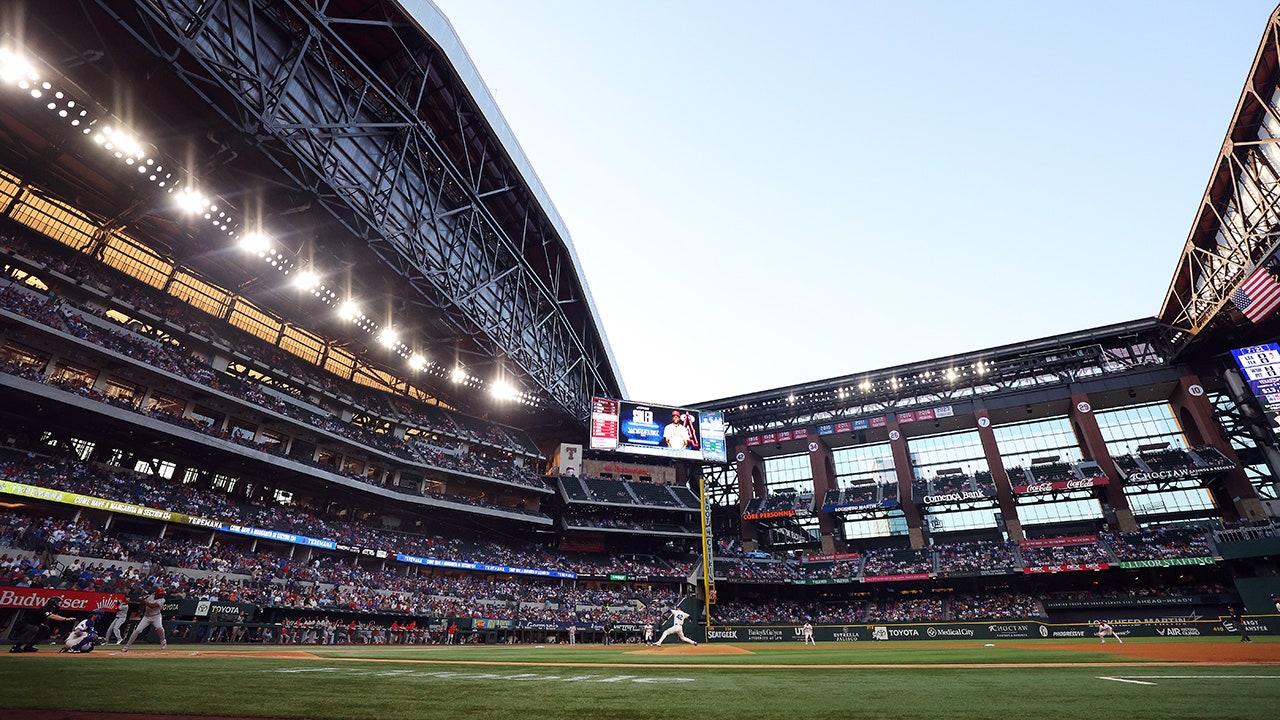 تمت إزالة التمثال من مطارات منطقة دالاس، ليجد موطنًا جديدًا في ملعب MLB