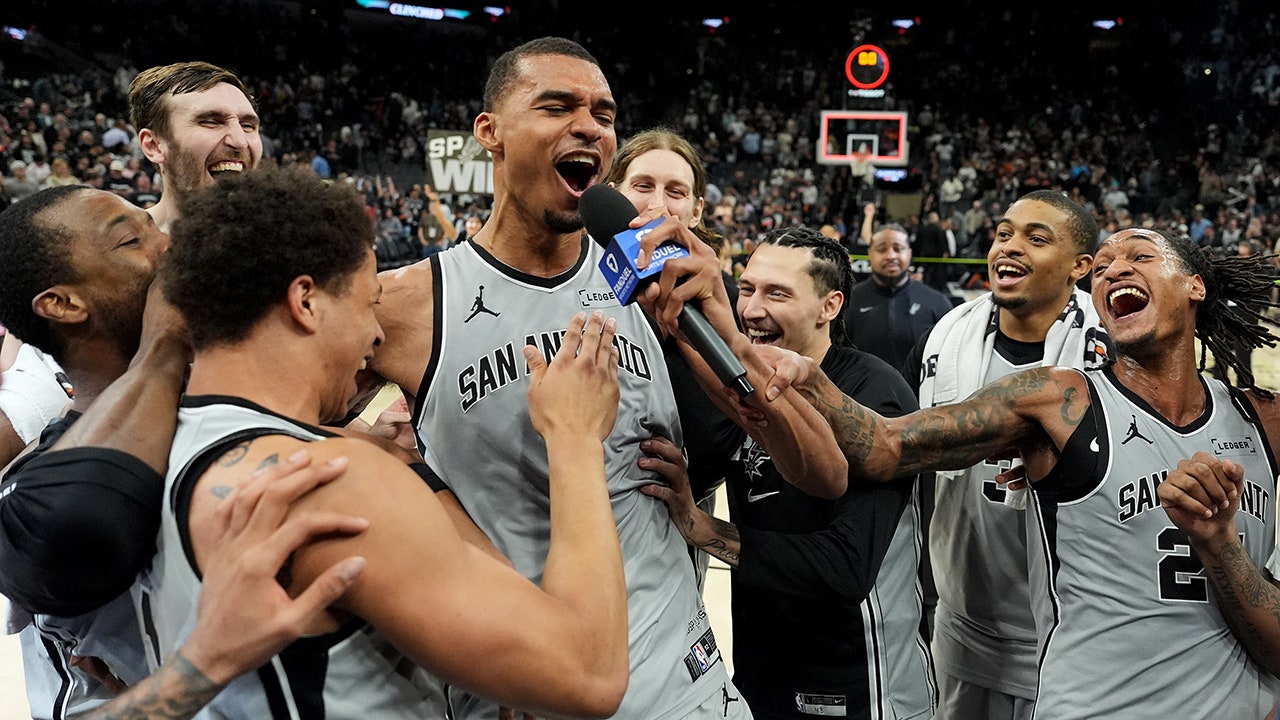 أخبار الدوري الاميركي للمحترفين: الفائز المثير فيكتور ويمبانياما يعود إلى التصفيات