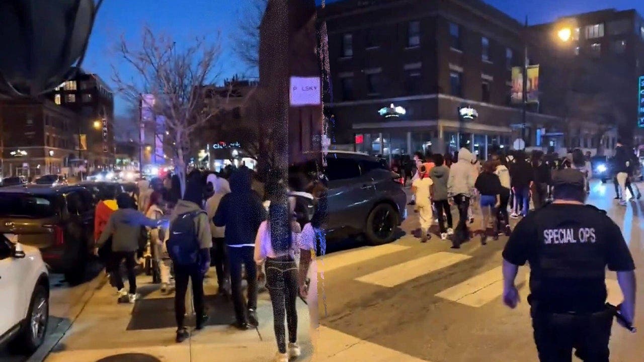 Video shows teens take over Chicago streets as mayor warns of ‘trends’ that can turn ‘deadly’ Video shows teens take over Chicago streets as mayor warns of ‘trends’ that can turn ‘deadly’