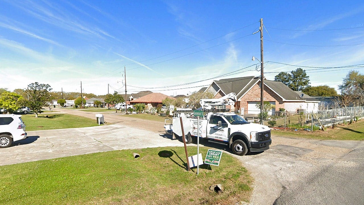 أصيب ما لا يقل عن 13 شخصا عندما صدمت سيارة حشدا من الموكب في نيو إيبيريا بولاية لويزيانا.