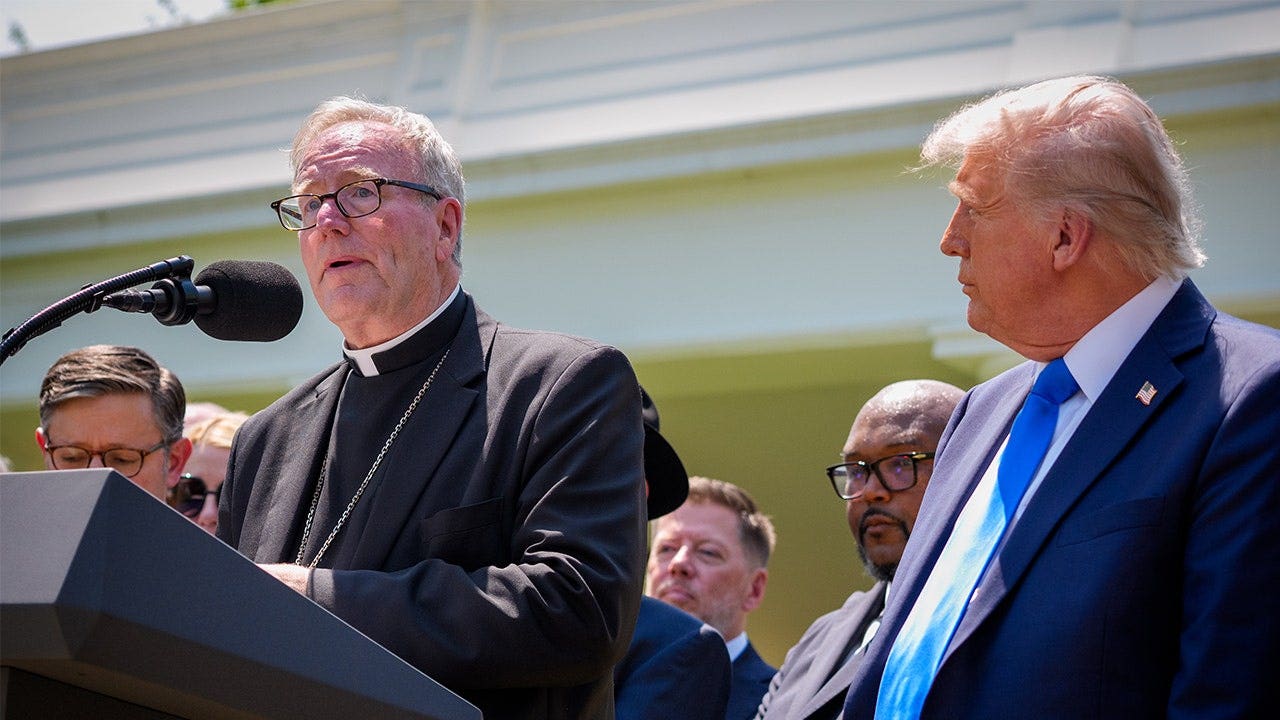 Bisschop Robert Barron zei dat Trump paus Leo XIV een verontschuldiging schuldig was