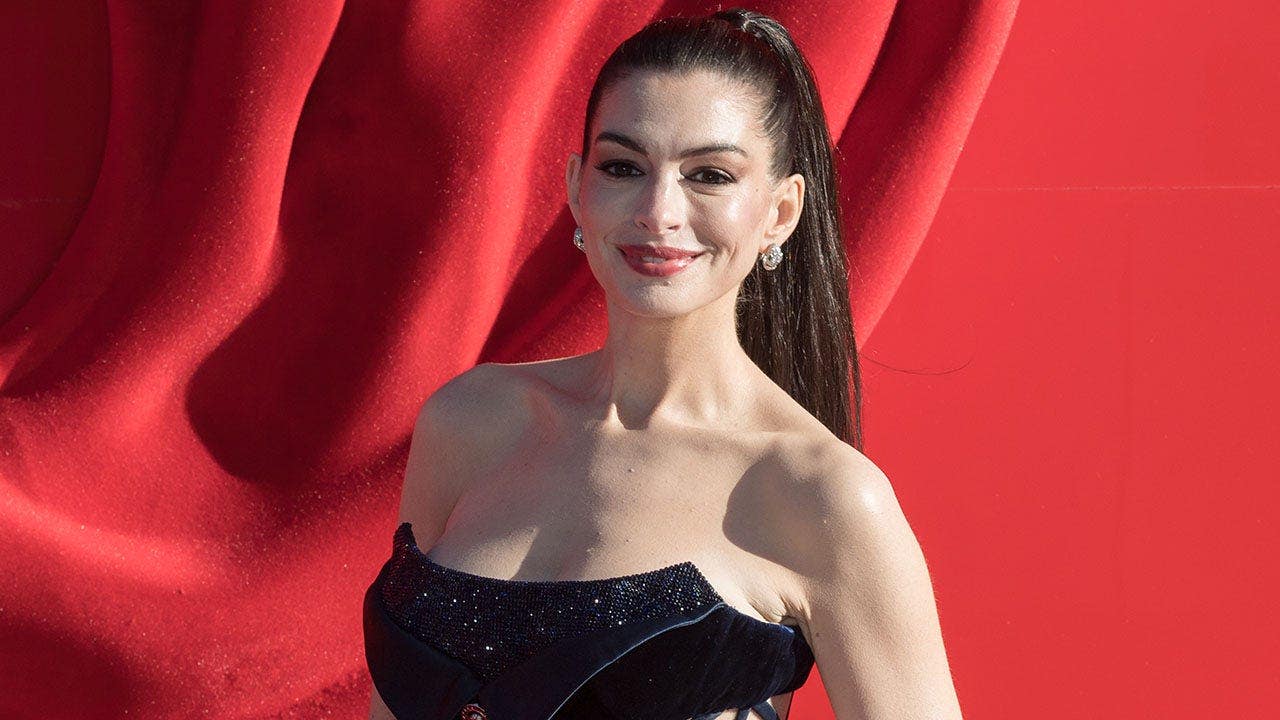 آن هاثاواي تنفي شائعات عمليات تجميل الوجه، وتكشف عن حيلة بسيطة لسحر هوليوود