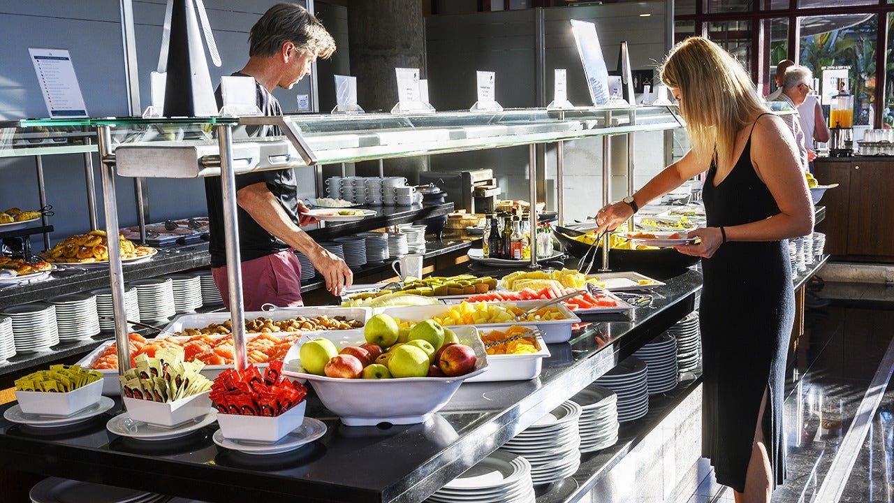 يقوم Carnival Cruise Line باختبار وجبات غداء الدجاج والفطائر المجانية على بعض السفن