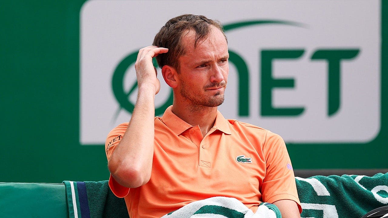 Daniil Medvedev krijgt een boete van $7.000 voor het kapot slaan van zijn racket tijdens de Monte Carlo Masters
