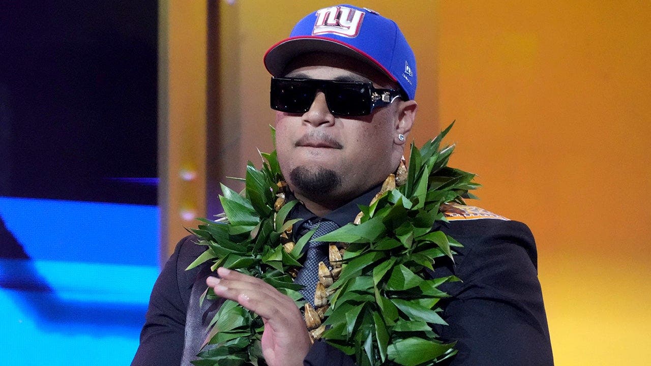 Giants rookie Francis Mauigoa pranks Jaxson Dart with custom Miami Hurricanes jersey Giants rookie Francis Mauigoa pranks Jaxson Dart with custom Miami Hurricanes jersey