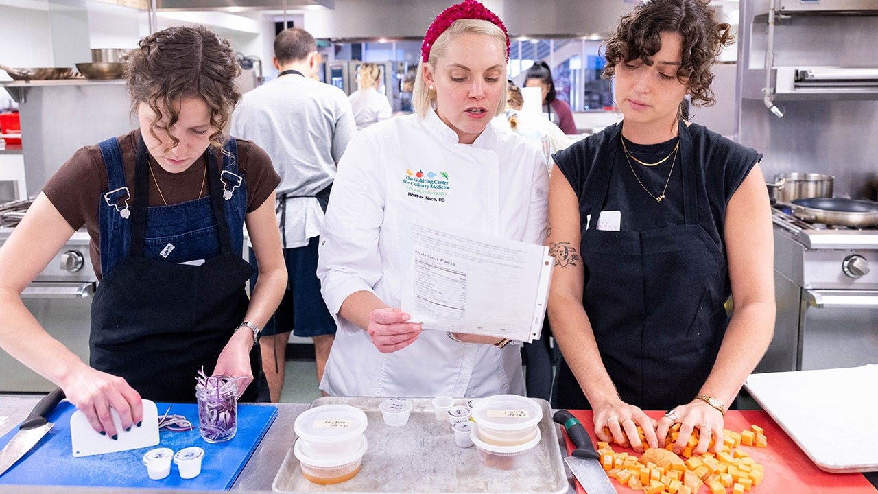 Doctors in training learn cooking skills to help patients amid America's chronic disease crisis