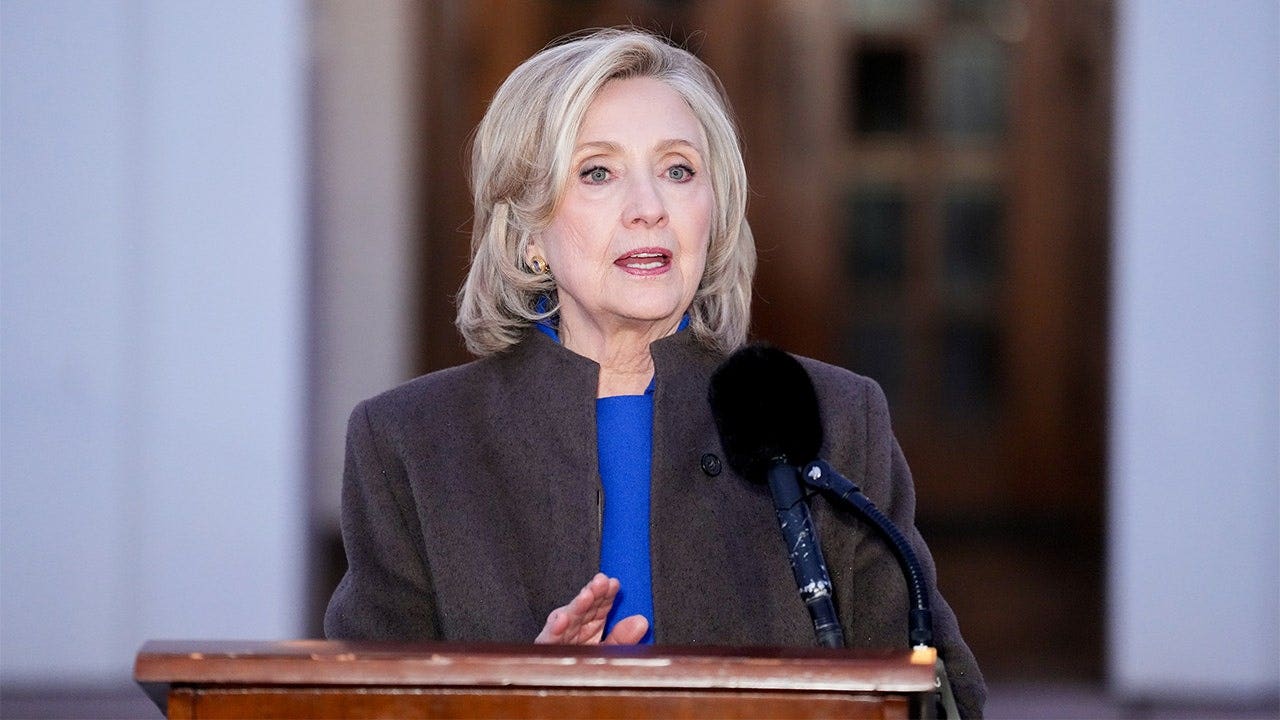 Hillary Clinton noemt de GOP ‘politiek hersendood’ als het gaat om de betaalbaarheid van gezinnen