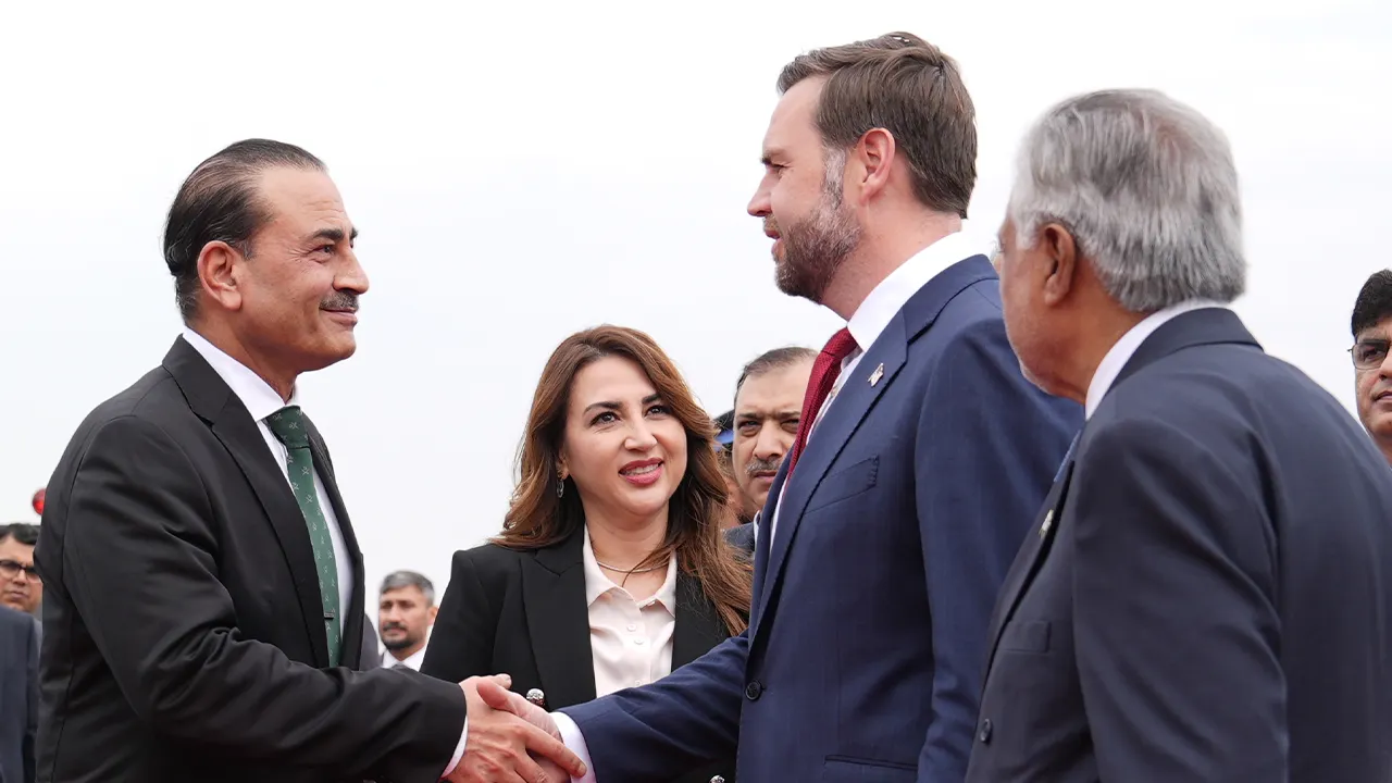 Vance arriveert in Pakistan voor Iraanse staakt-het-vuren-gesprekken met Witkoff en Kushner