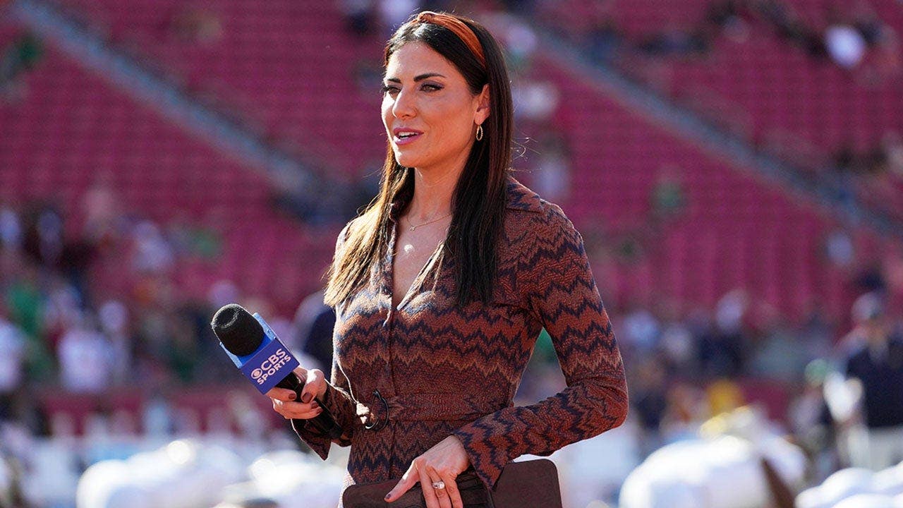 CBS reporter Jenny Dell escapes to the beach, Shilo Sanders is hungry & Nick Saban is scrambling off the tee
