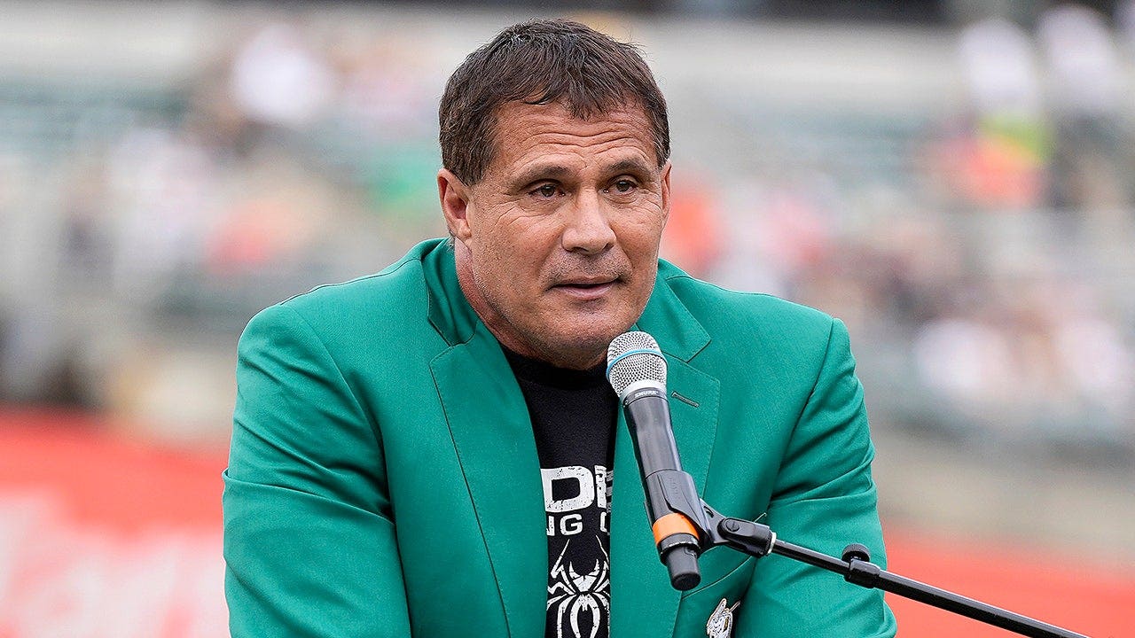 College outfielder has Jose Canseco-like blunder as fly ball bounces off his head for improbable home run College outfielder has Jose Canseco-like blunder as fly ball bounces off his head for improbable home run