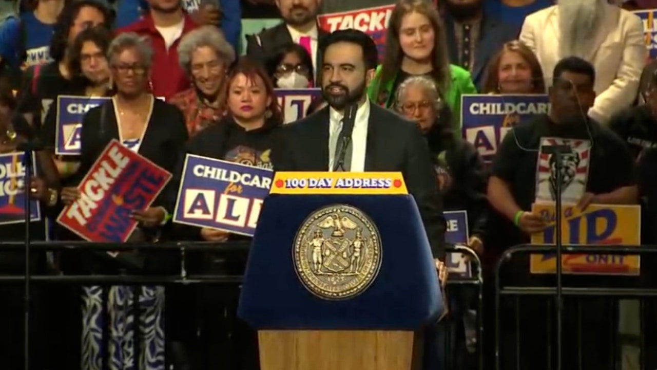 Burgemeester van New York prijst ‘socialistische’ overwinningen in de eerste 100 dagen naast Bernie Sanders